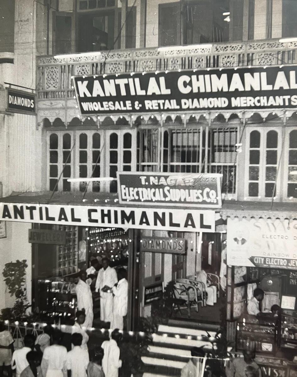 Outdoor view of our showroom during its inauguration.